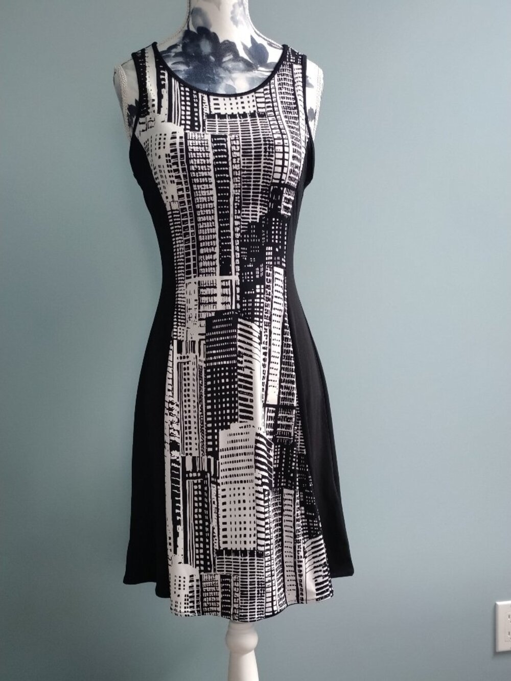Banana Republic Fit &Flare Dress Abstract "Cityscape" Black and White print